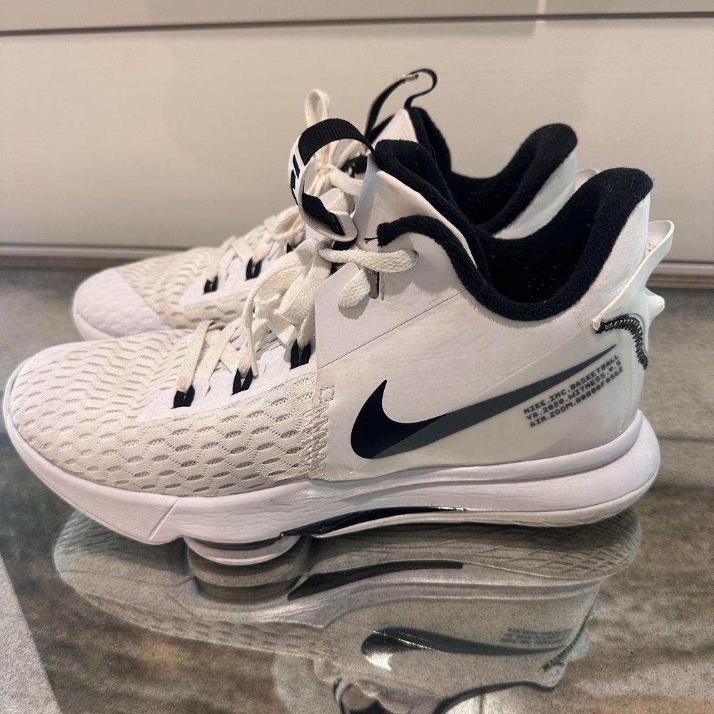 Nike  Air Zoom Men’s White and Black Basketball Shoes